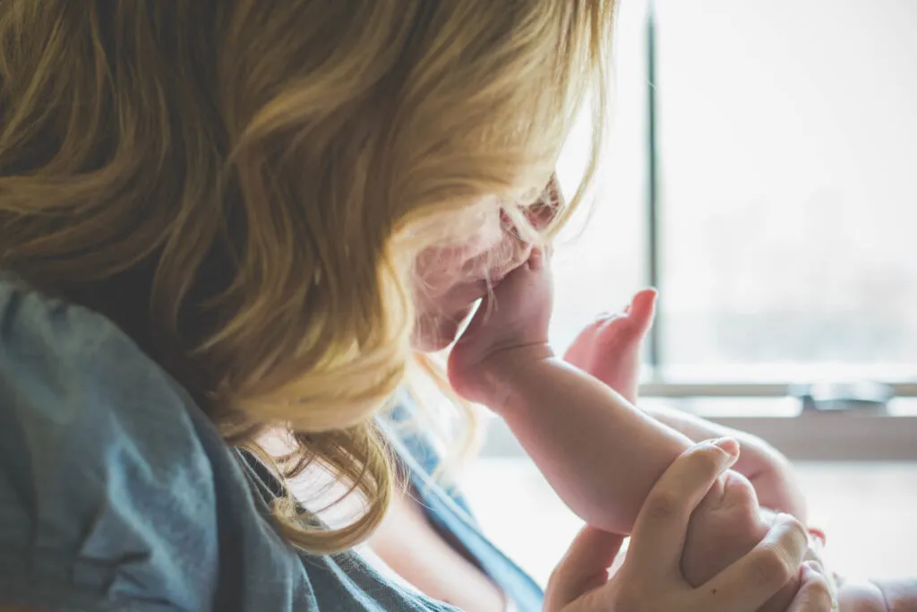Mãe beijando os pés de seu filho Mãe beijando os pés de seu filho